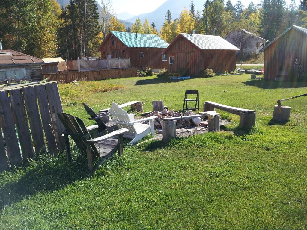 Steamboat Mountain Chalets Hotel Spillimacheen Exterior foto