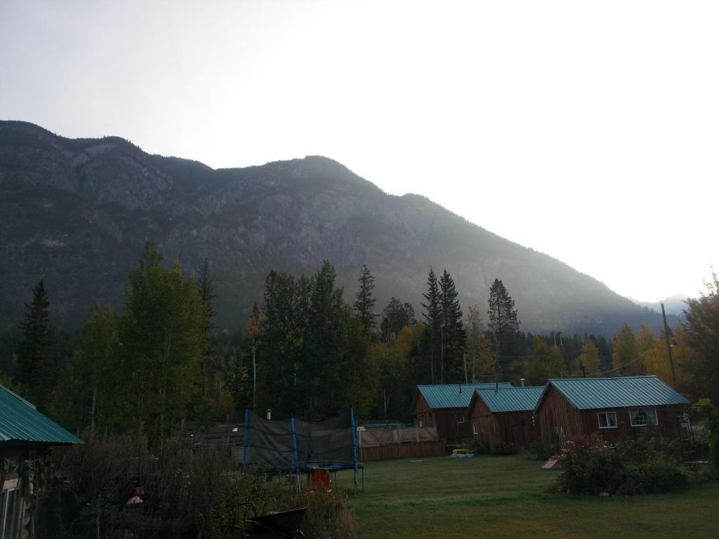 Steamboat Mountain Chalets Hotel Spillimacheen Exterior foto